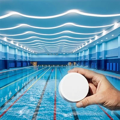 Nopeasti kuohuva 90 % TCCA-uima-allas puhtaalla vedellä